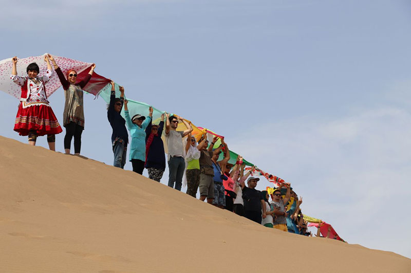 افراد در کویر مصر