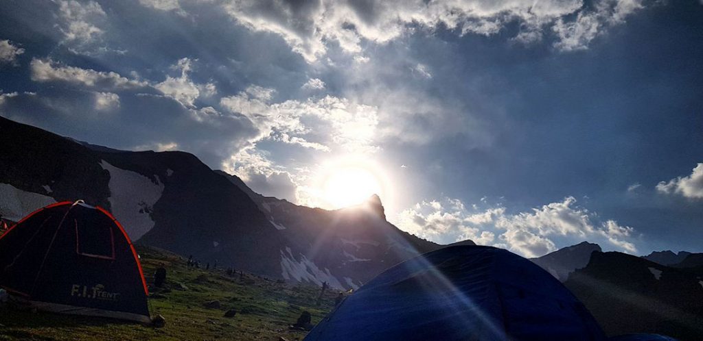 قله علم کوه از نمای دور