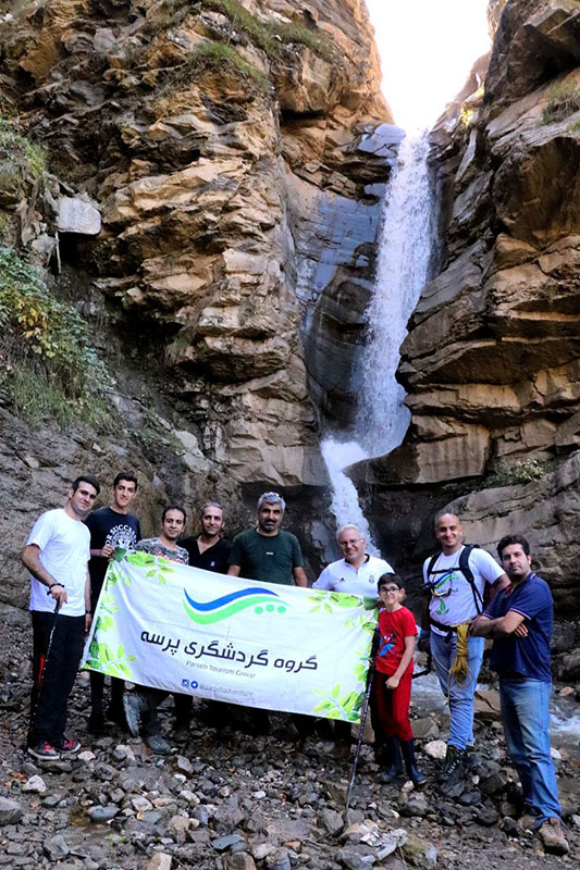 افراد در آیشار شیخ موسی آبان 97