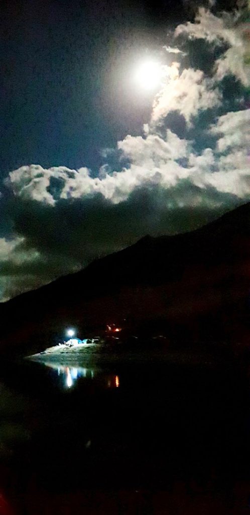 شب مانی در کنار دریاچه تار