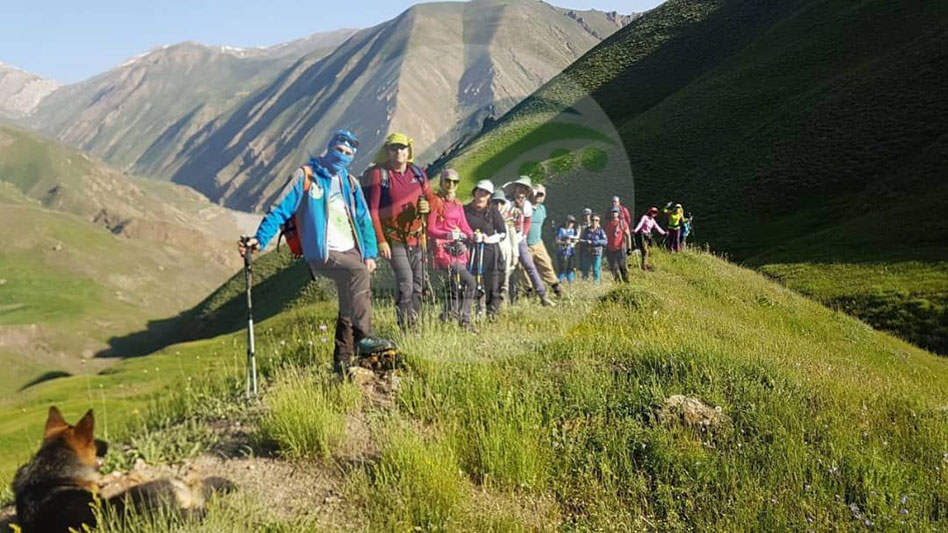 تیم پرسه در صعود به قله تاج کوه خرداد 99