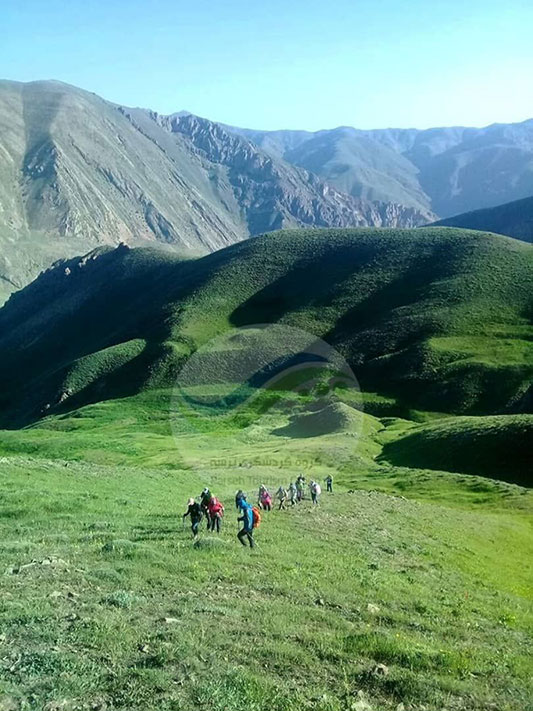 مسیر سرسبز صعود به قله تاج کوه بهار 99