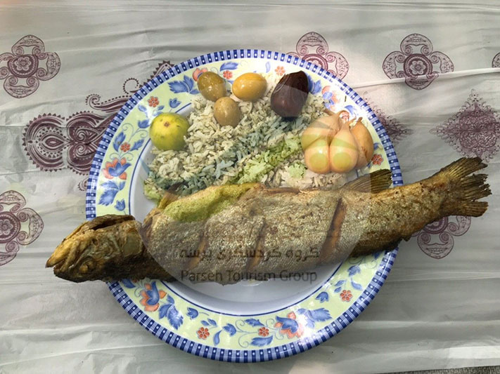 سبزی پلو با ماهی در سفر یک روزه به پلنگ‌دره